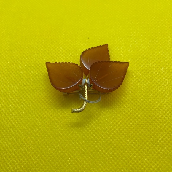 An amber (faux) gold plated three leaf brooch. - Picture 2 of 3